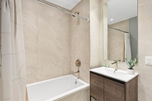 Studio Suite Cao cấp, 1 giường cỡ king | Phòng tắm | Vòi sen/bồn tắm kết hợp, đồ dùng nhà tắm miễn phí, máy sấy tóc 
