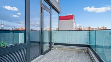 Studio Suite Deluks, 1 Tempat Tidur King, balkon | Teras/patio