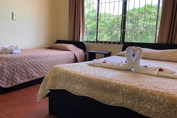 2 makuuhuonetta, tallelokero huoneessa, vauvan matkasänky