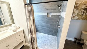 Hair dryer, towels - Relax in style! Close to parks - TVs every room - Modern kitchen - near golf. (Davenport)