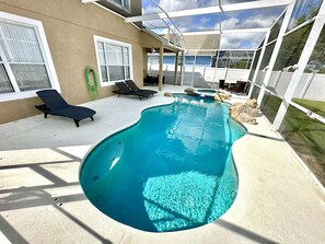 A heated pool - Relax in style! Close to parks - TVs every room - Modern kitchen - near golf. (Davenport)
