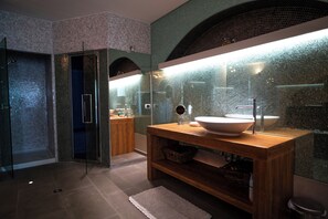 Chuveiro, secador de cabelo, bidê, toalhas de banho
