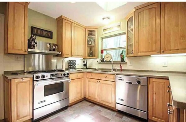 冰箱、微波炉、烤箱、炉灶