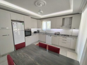 Frigorifero, lavastoviglie, macchina per tè/caffè, bollitore elettrico