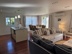 Una televisión, servicios de streaming, un reproductor estéreo