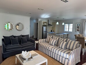 Una televisión, servicios de streaming, un reproductor estéreo