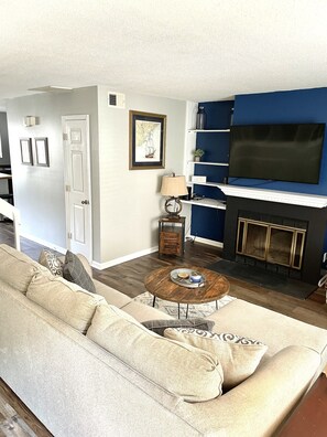 Smart TV, fireplace, stereo