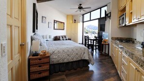 Caja de seguridad en la habitación y tabla de planchar con plancha 