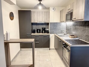 冰箱、微波炉、烤箱、炉灶