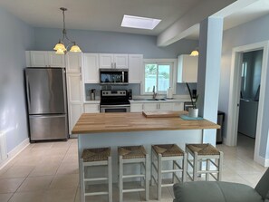 Fridge, microwave, oven, stovetop - Beautiful waterfront home, heated pool, bbq, dock, close to beaches, restaurant (Port Charlotte)