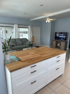 Interior - Beautiful waterfront home, heated pool, bbq, dock, close to beaches, restaurant (Port Charlotte)