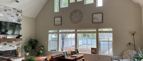 Smart-tv, eldstad, böcker och kontor