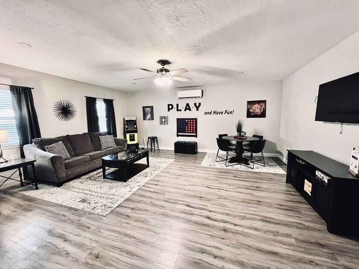Entire 3 bedroom 1 and half bath home in Deer Park high speed wifi
