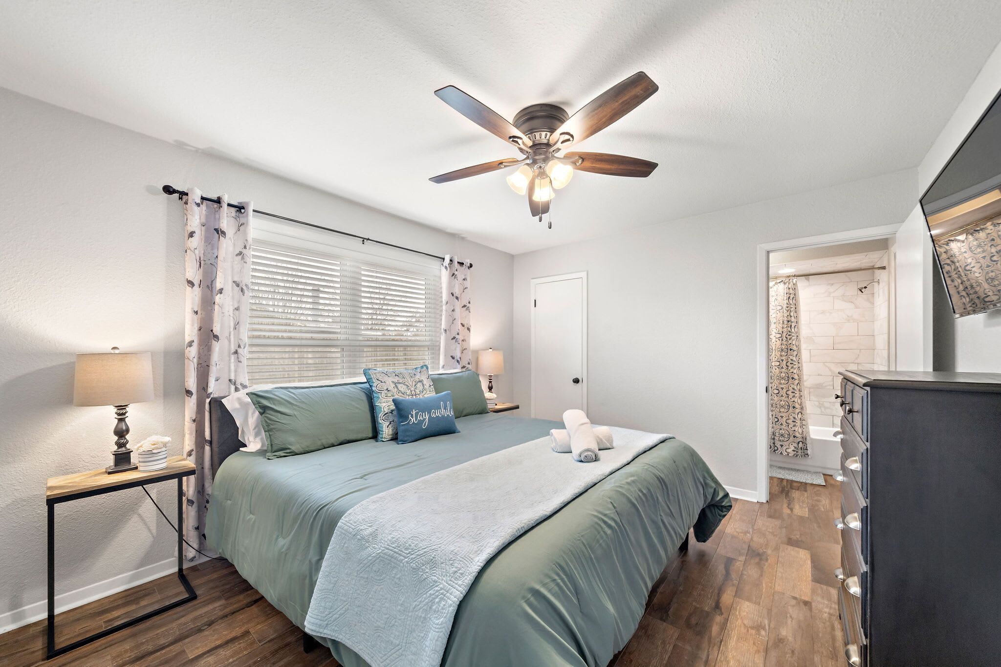 3 slaapkamers, een strijkplank/strijkijzer, reisbedje, wifi