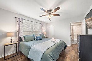 3 slaapkamers, een strijkplank/strijkijzer, reisbedje, wifi