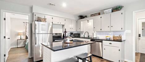 雪櫃、微波爐、焗爐、爐具