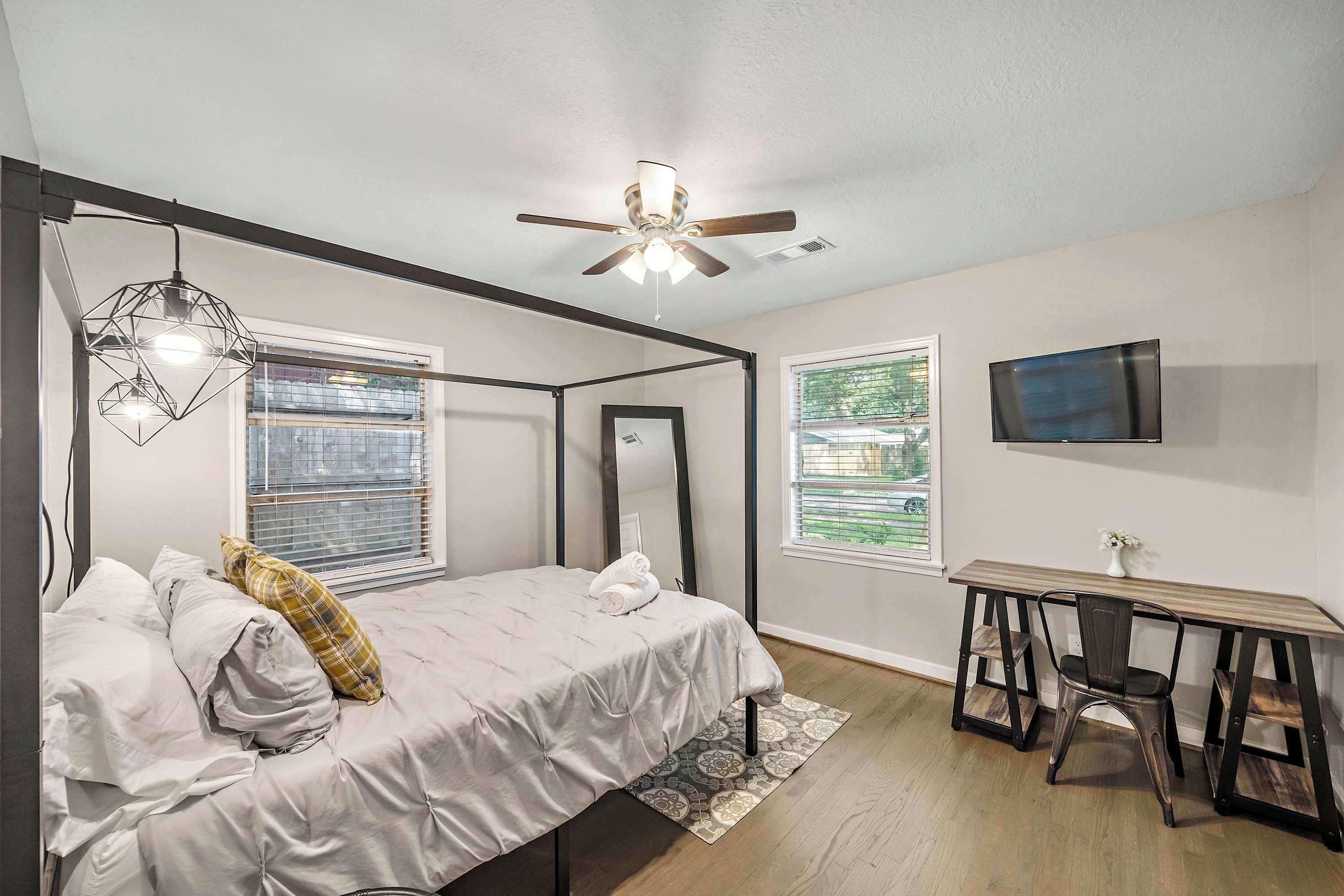 3 slaapkamers, een bureau, een strijkplank/strijkijzer, reisbedje