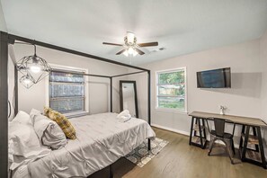 3 chambres, bureau, fer et planche à repasser, lit parapluie