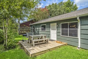 Outdoor dining - City Gateway Rental:3BR Remodel |WiFi|Hobby Access (Pasadena)