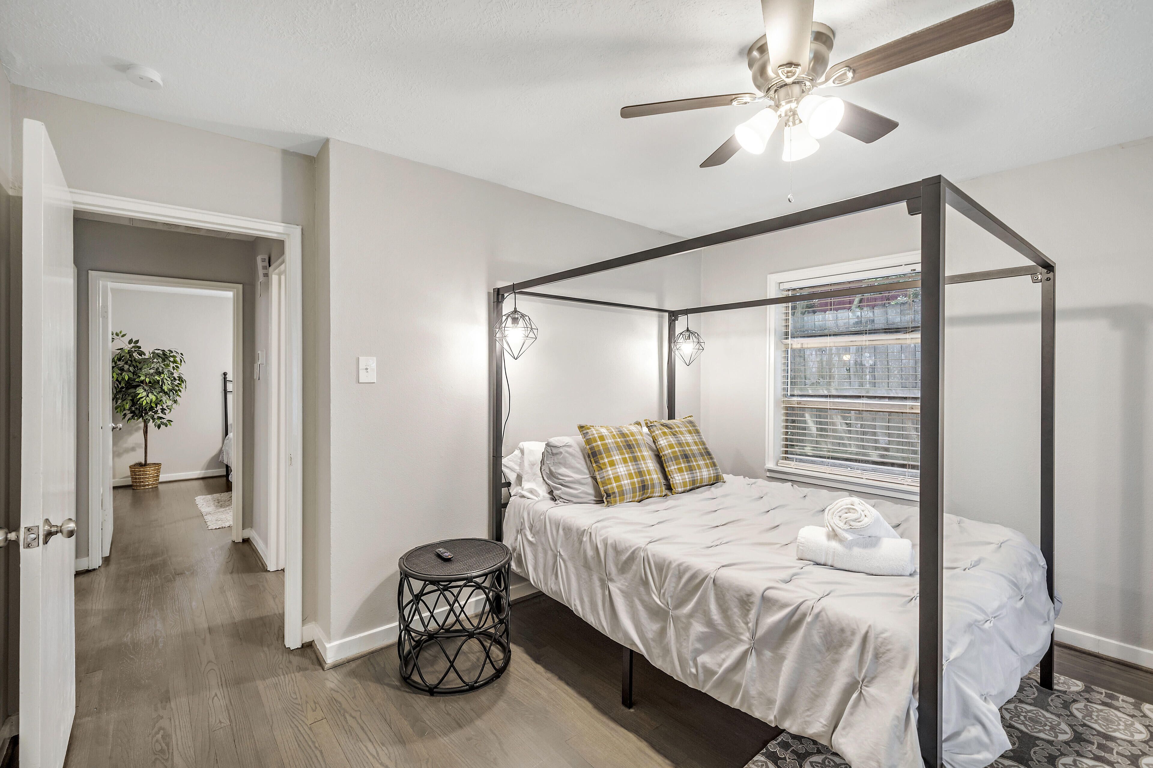 3 slaapkamers, een bureau, een strijkplank/strijkijzer, reisbedje