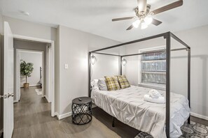 3 bedrooms, desk, iron/ironing board, travel cot - City Gateway Rental:3BR Remodel |WiFi|Hobby Access (Pasadena)