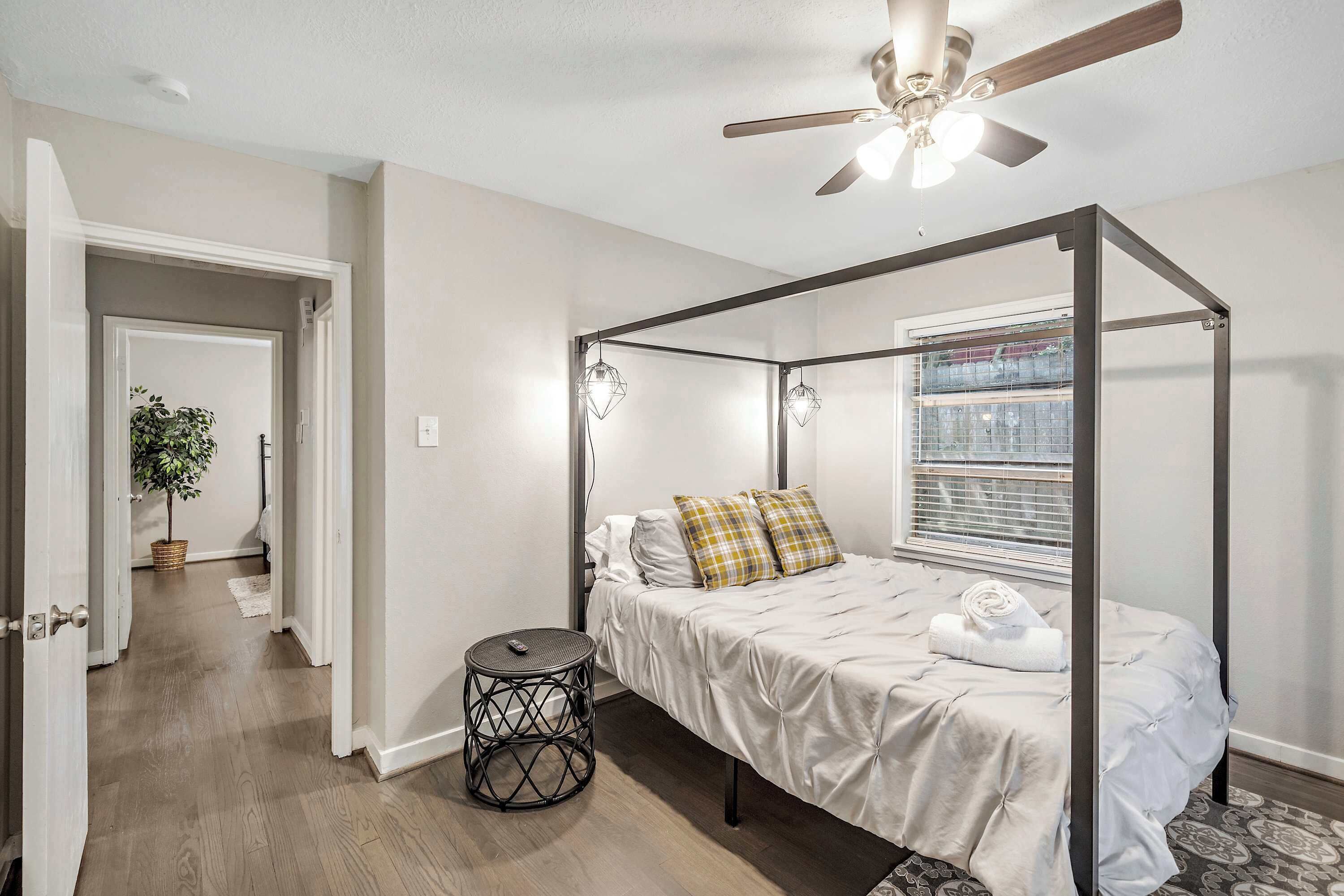 3 habitaciones, escritorio y tabla de planchar con plancha 