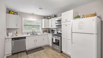 Jääkaappi, mikroaaltouuni, uuni, liesi