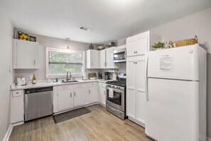 Fridge, microwave, oven, stovetop - City Gateway Rental:3BR Remodel |WiFi|Hobby Access (Pasadena)