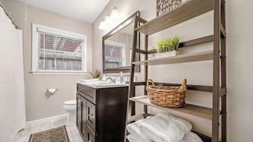 Een bad, een haardroger, handdoeken