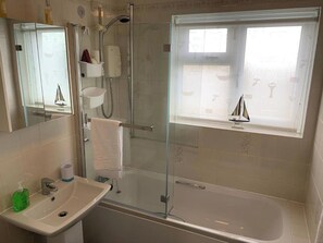 Towels - Paignton View is a 3-bedroom house sleeping up to 6 guests. (Paignton)