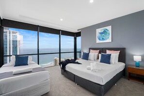 4 bedrooms, iron/ironing board, free WiFi, bed sheets - Cavill Ave – 4 Bedroom Sub Penthouse Ocean View (Surfers Paradise)