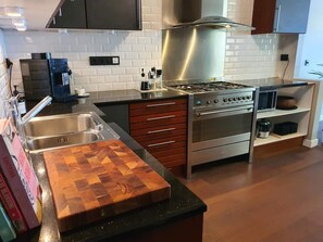 Fridge, oven, stovetop, dishwasher - Sunny penthouse right in the center of Ålesund (Møre og Romsdal)