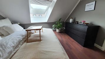 2 soverom, skrivebord og lydisolert