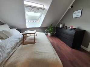 2 soverom, skrivebord og lydisolert