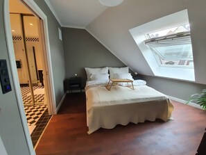 2 bedrooms, desk, soundproofing - Sunny penthouse right in the center of Ålesund (Møre og Romsdal)