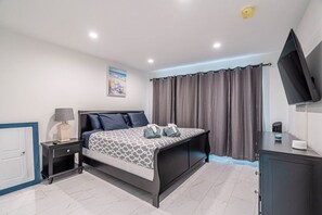 1 Schlafzimmer, Schreibtisch, Bügeleisen/Bügelbrett, Reisekinderbett