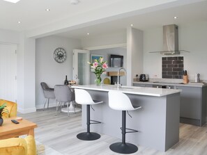 Fogão, lava-louças, freezer