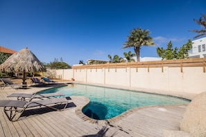 Una piscina al aire libre