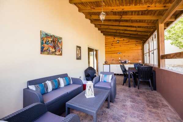 تناول الطعام بالخارج