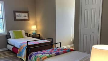 4 bedrooms, iron/ironing board, WiFi, bed sheets