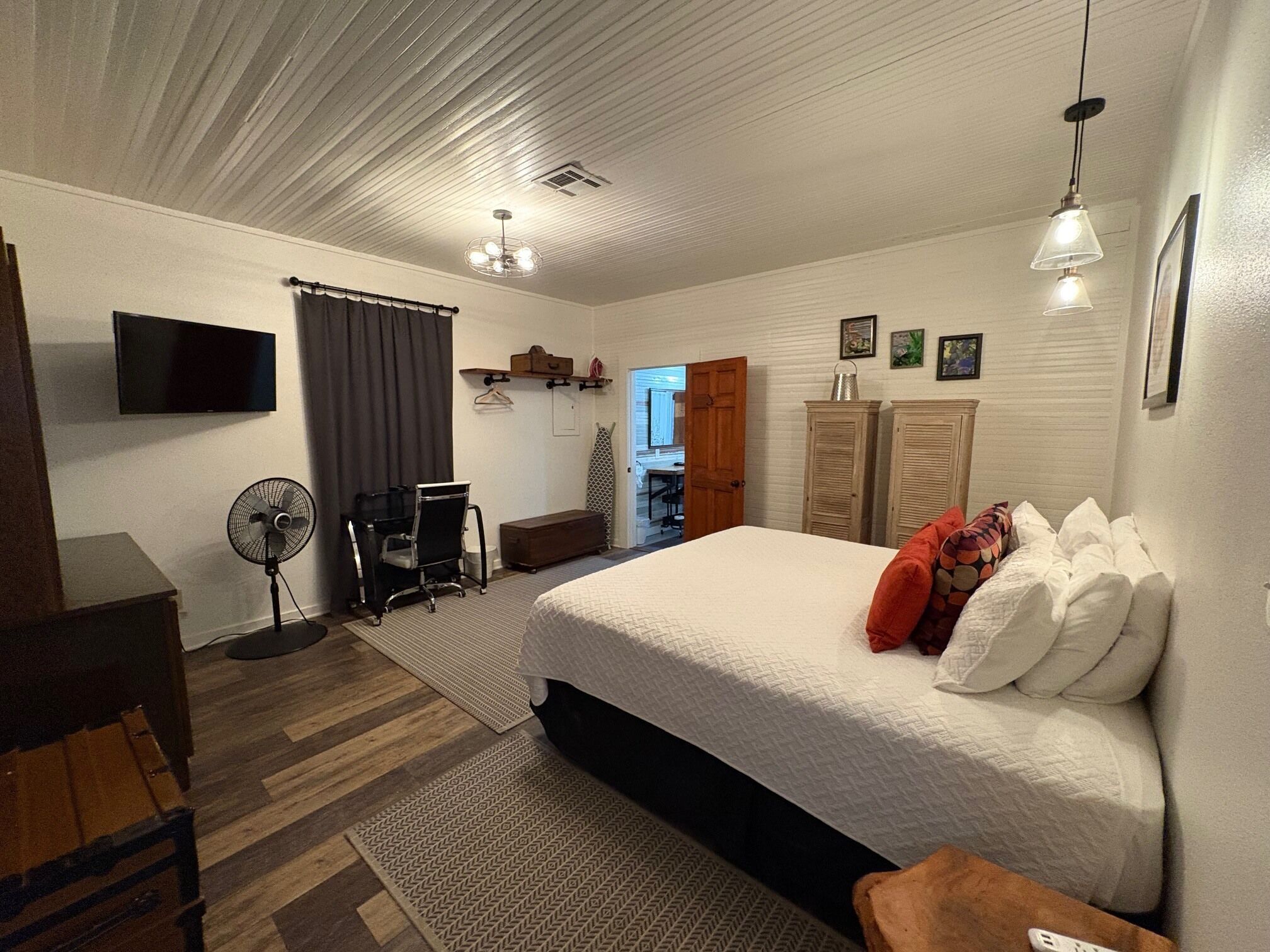 3 bedrooms, desk, iron/ironing board, travel cot