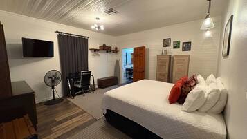 3 bedrooms, desk, iron/ironing board, travel cot