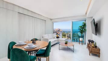 Panoramic Condo | Ruang tamu | TV