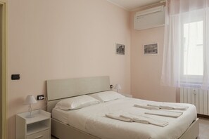 1 chambre, fer et planche à repasser, draps fournis