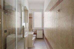 Shower, hair dryer, bidet, towels