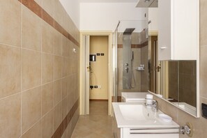 Dusche, Haartrockner, Bidet, Handtücher