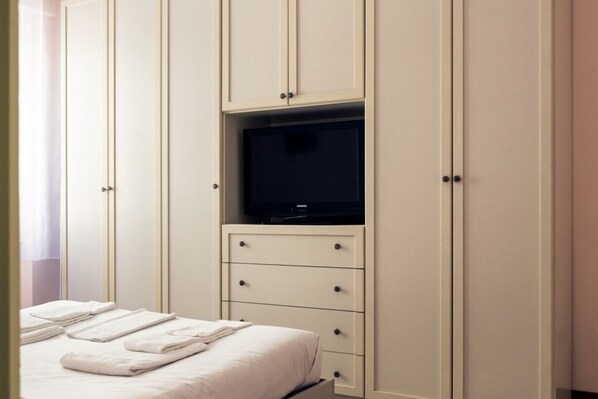 1 chambre, fer et planche à repasser, draps fournis