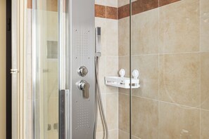 Doccia, asciugacapelli, bidet, asciugamani