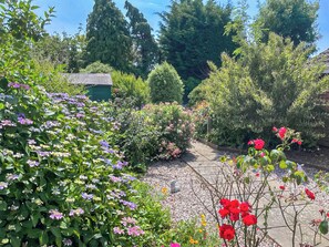 Property grounds - 3 bedroom accommodation in Freshwater (Freshwater)