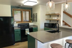 Fridge, microwave, oven, stovetop - REMODELED! 2B/2B, Deck off10th GOLF Green, Dog Friendly, Pool, WIFI, in Resort! (Galena)